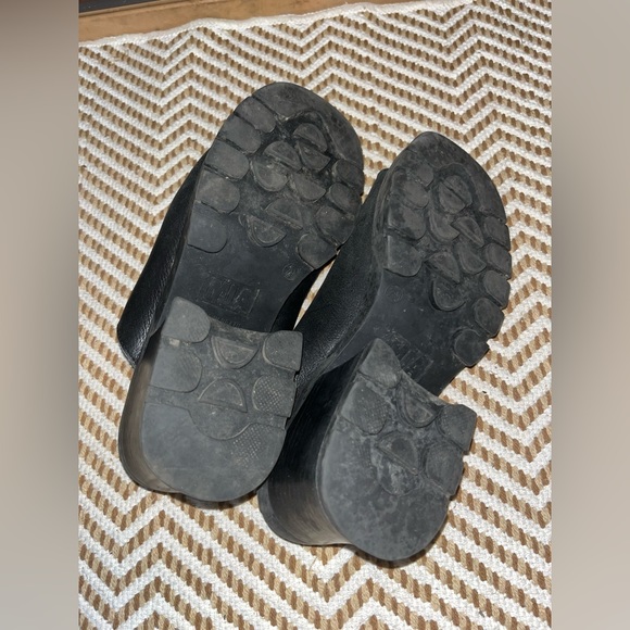 MIA sz 7.5 black lug sole sandals in great condition - Picture 4 of 4